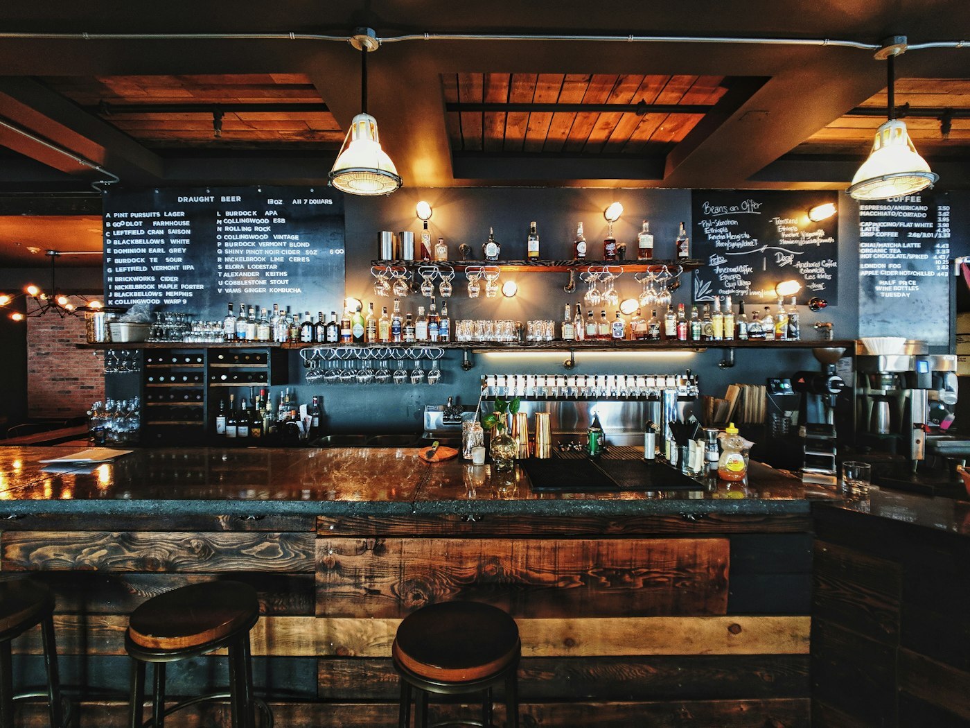 Sala restauracyjna w nastrojowym oświetleniu
